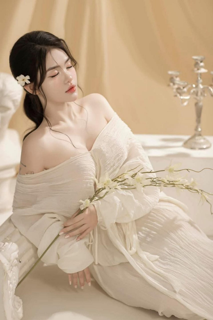 Nhìn má kế đang ngủ ở mùa hè nóng bức, cậu con trai quá nứng